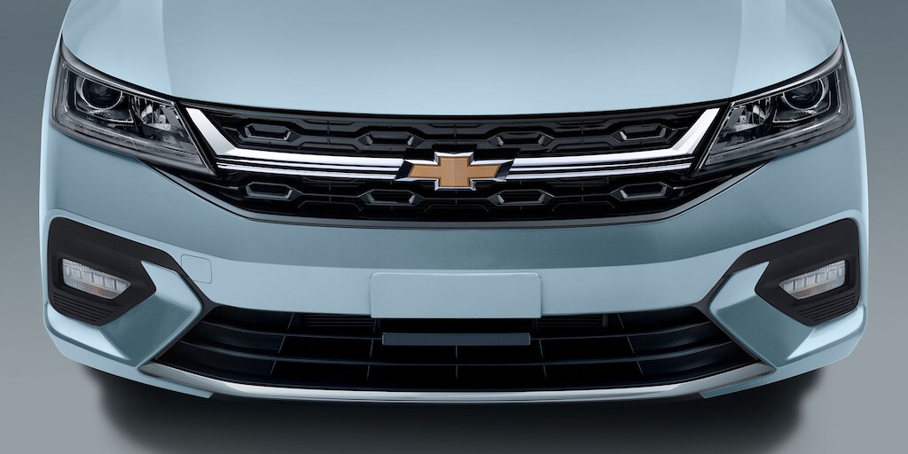 Parilla con detalles en combinación de cromo y negro brillante para el nuevo sedán Chevrolet Aveo 2025