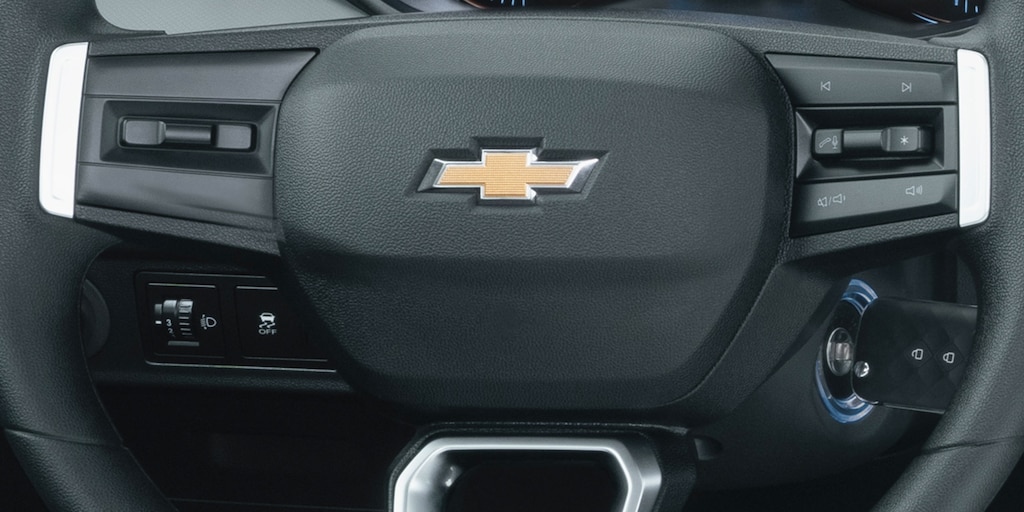 Nuevo Chevrolet Aveo Sedán 2025, con volante deportivo de 3 brazos con controles de audio
