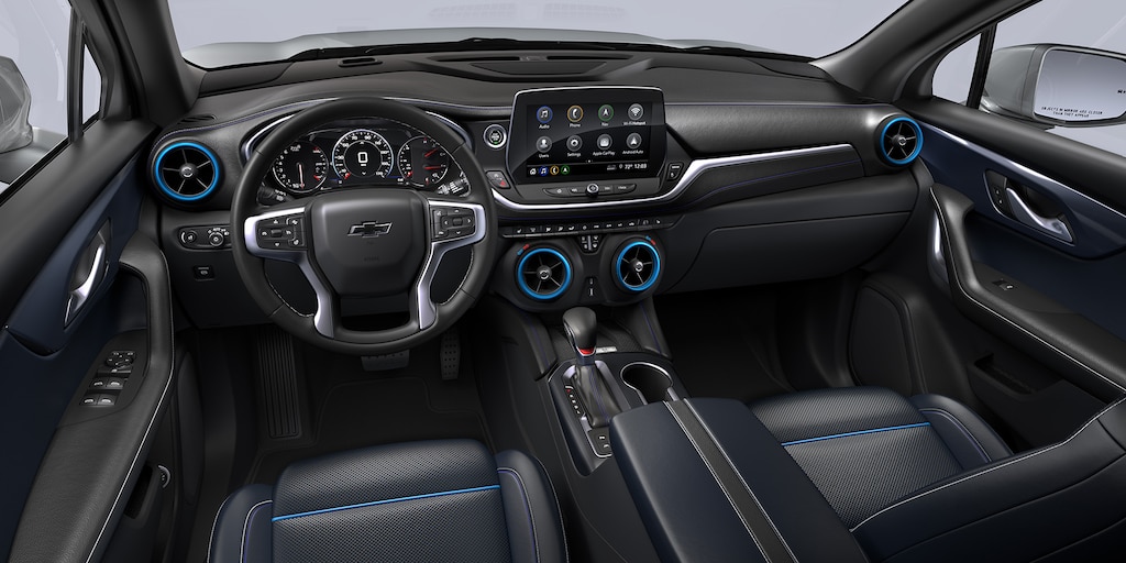 Piel negro con acentos azules de Chevrolet Blazer 2025, camioneta mediana