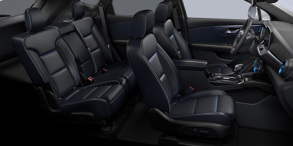 Piel negro con acentos azules de Chevrolet Blazer 2025, camioneta mediana