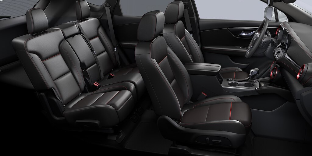 Piel negro con acentos rojos Chevrolet Blazer 2025, camioneta mediana