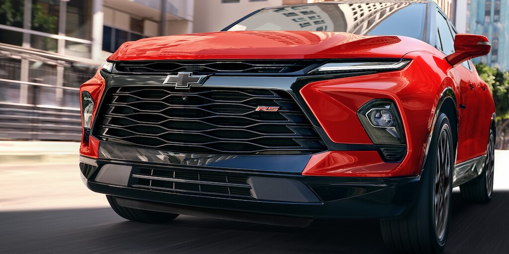 Chevrolet Blazer 2025, camioneta mediana con nuevo diseño de parrilla en forma de panal y emblema