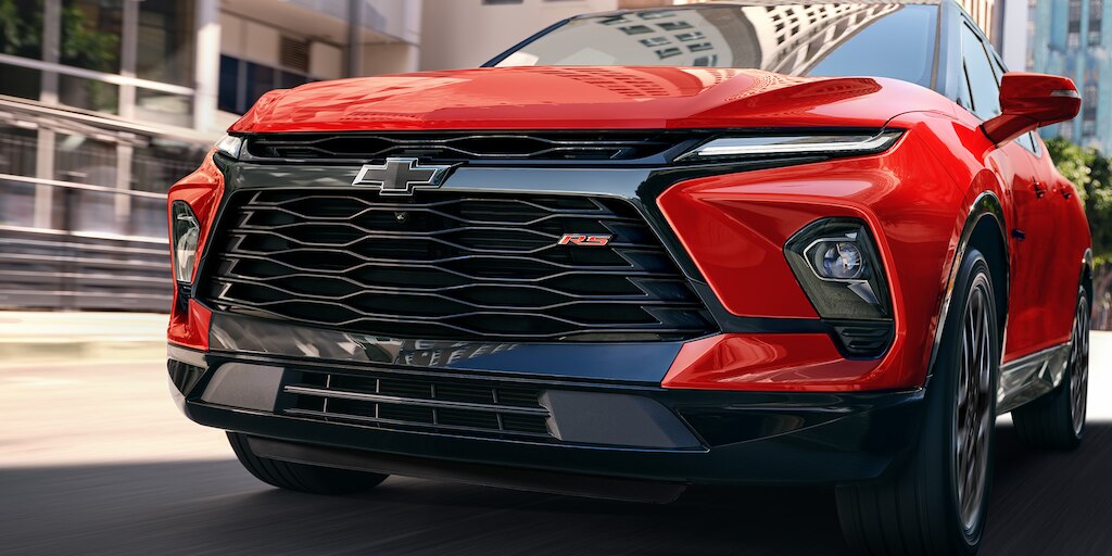 Chevrolet Blazer 2025, camioneta mediana con nuevo diseño de parrilla y rines en aluminio