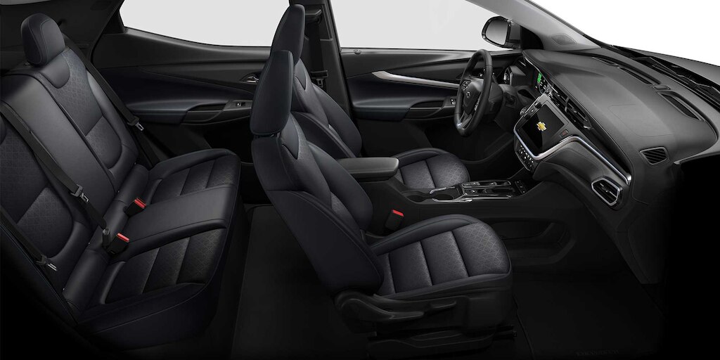 Chevrolet Bolt EUV 2023, SUV eléctrica con interiores en color piel negra