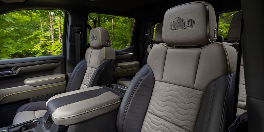 Chevrolet Cheyenne ZR2 BISON 2025,  con asientos de diseño Artemis AEV especializados para camioneta pickup Off-Road 
